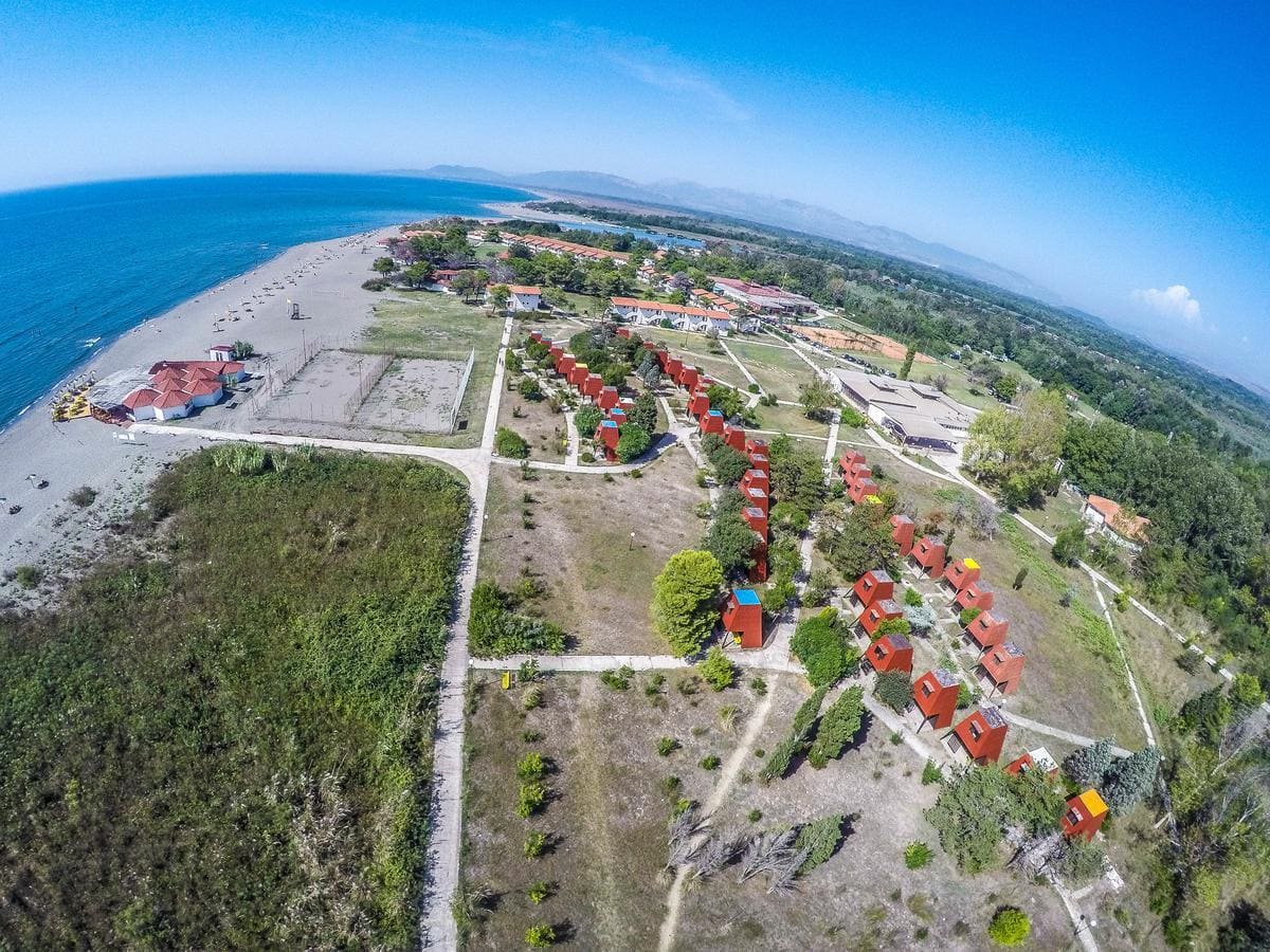 Местные отели напоминают турбазы, но они недорогие и комфортабельные