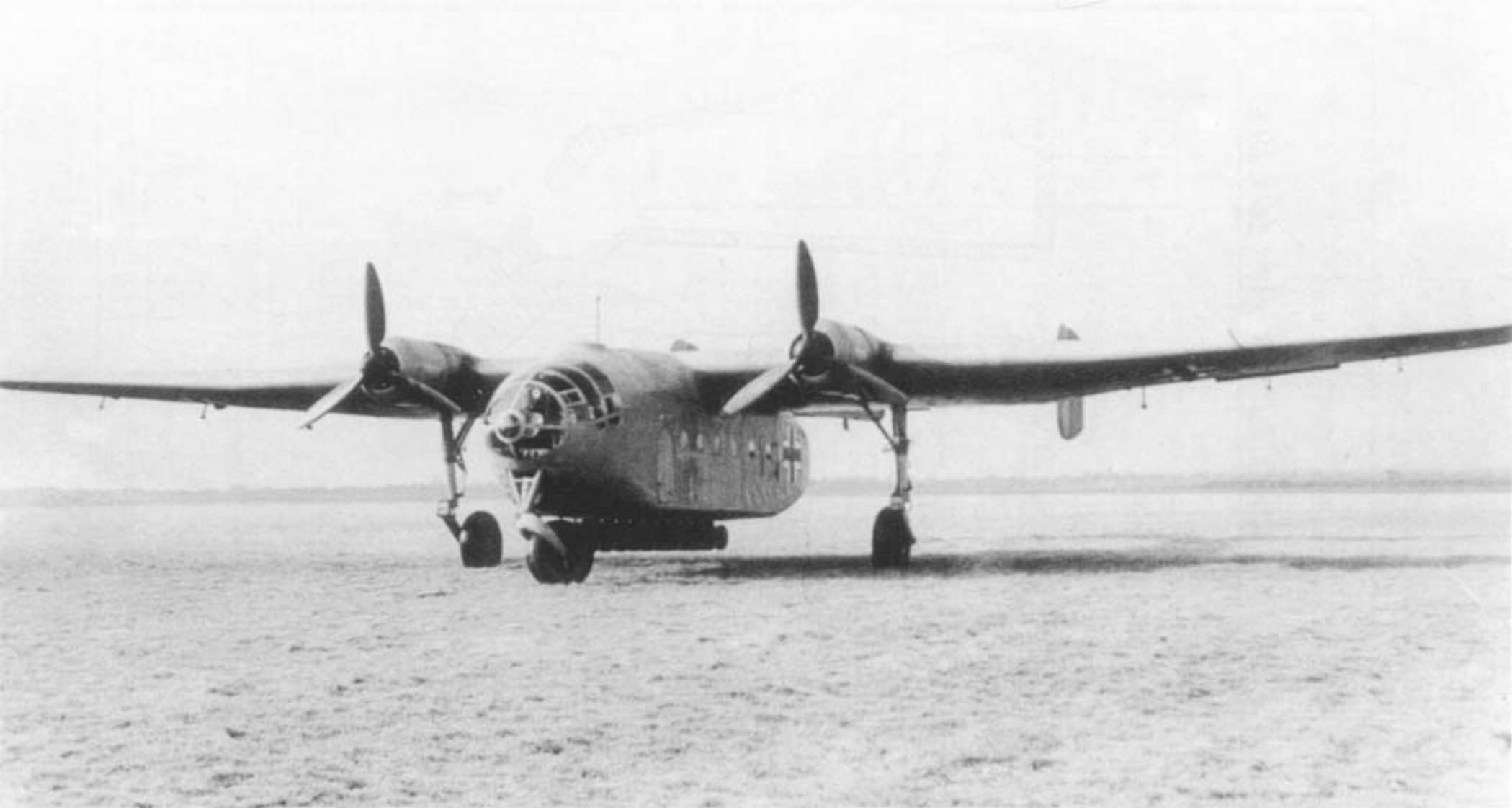 Ein ungewöhnliches Flugzeug landete in der Nähe der Pyramide