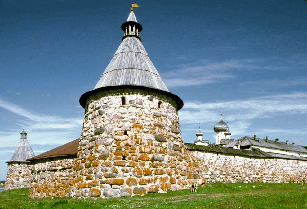 Огромные валуны в основании стен и башен