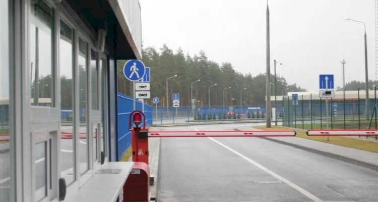 С 16 июля Латвия запрещает въезд машин, зарегистрированных в Беларуси